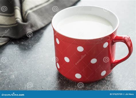 Leche En Taza Roja Con Los Puntos Blancos Imagen De Archivo Imagen De