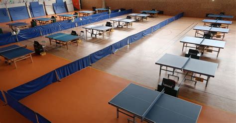 Lun Ville Trouver Un Travail En Jouant Au Ping Pong