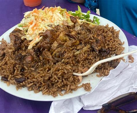 Fun Beach Restaurant With Good Music And Lively Atmosphere Tiki Bikini Hut Nassau Traveller