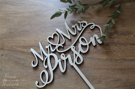 Feines Handwerk Rosa melierter Semi Naked Cake für perfekte Sommerhochzeit