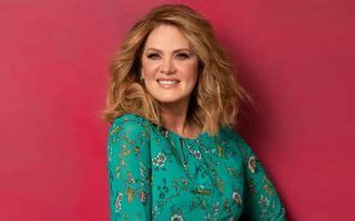 Erika Buenfil y la foto en bikini de su juventud que se volvió viral Fama