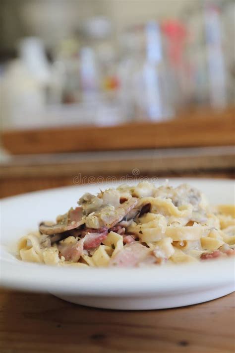 Molho Branco De Alfredo Do Fettuccine Da Massa Bacon E Cogumelo Do