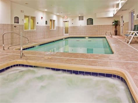 Holiday Inn Express & Suites Wichita Airport - Wichita, KS Hotel