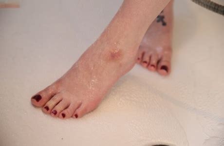 Amateur Chick Makes Her Nude Modeling Debut By Showering In The Buff Coedcherry