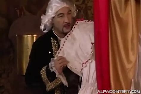 Zwei heiße blonde damen lieben es einen schwanz zu teilen nachdem sie mit den muschis der