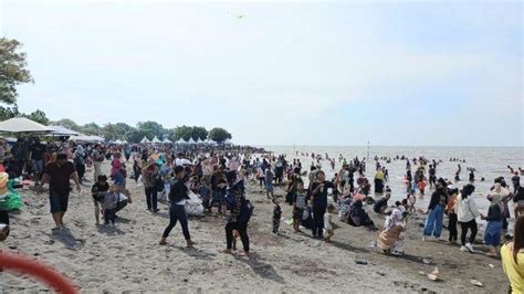 Jelang Akhir Libur Lebaran Pantai Tanjung Pasir Tangerang Dipadati