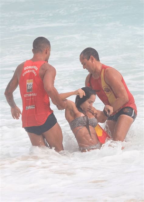 Mulher Melão quase se afoga em praia do Rio e precisa ser resgatada por