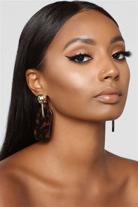 Winged Eyeliner And Glossy Lips Perfecteyeliner In 2020 Dark Hair Makeup Black Girl Makeup