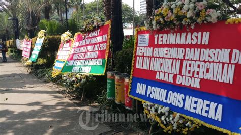 Karangan Bunga Protes PPDB Penuhi Balai Kota DKI Jakarta Foto 19