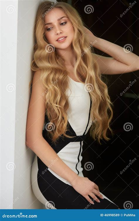 Belle Blonde Avec De Longs Cheveux Onduleux Image stock Image du blonde bouclé 46998589