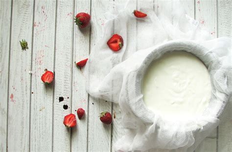 Приготовить йогурт с клубникой