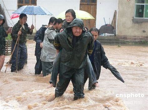 图文：30名民兵帮助被洪水围困的群众安全转移新闻中心新浪网