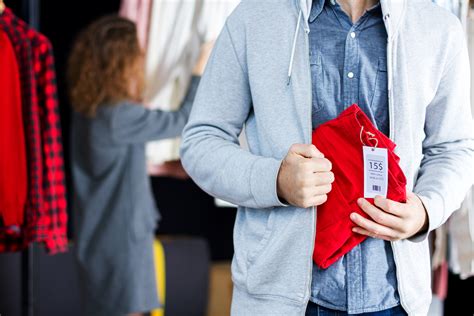 Detuvieron A Un Hombre Por Robar Ropa Interior De Lujo En Una Tienda