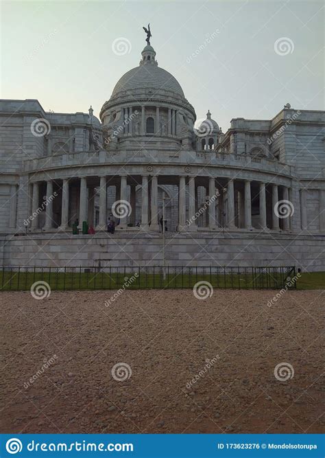 Victoria Place Shopping Mall London EnglandVictoria Train Railway Station London England ...