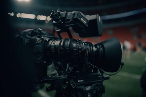 Камера на штативе на спортивном стадионе. | Премиум Фото