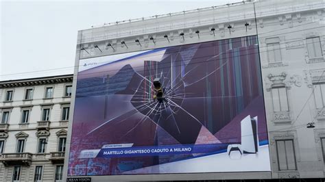 Ps Un Martello Di Thor Gigante A Milano Nella Nuova Installazione Su