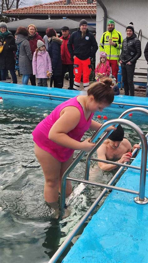 Neujahrsschwimmen Rekord Im Eiskalten Wasser Meiningen Ins Dth Ringen