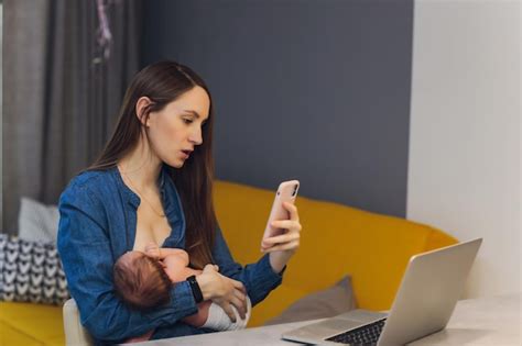 Hermosa joven madre trabajando con una computadora portátil y