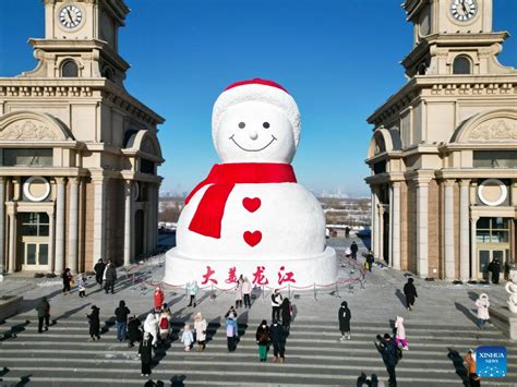 Boneco De Neve Gigante Chama Muita Aten O Em Harbin Xinhua