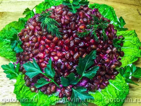 Слоеный салат с курицей, вареной свеклой и гранатом. Рецепт с фото