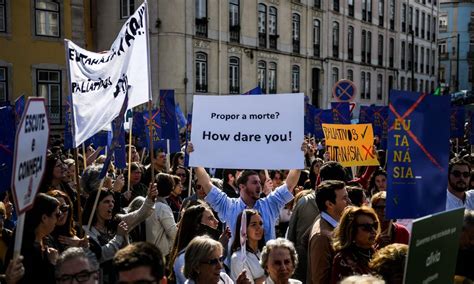 Centenas de portugueses protestam contra eutanásia em dia de decisão no