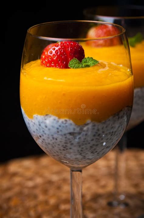 Crema Batida Del Mango Con Las Semillas Del Chia Y La Leche De Coco