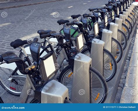 Bicicletas Públicas Para El Alquiler En Una Estación De Acoplamiento