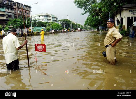 Inondations dues à la mousson trou d homme ouvert du policier