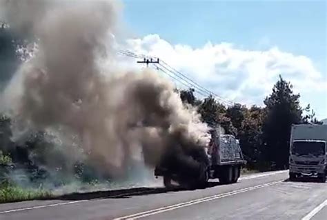 Por falla mecánica se incendia camión en la carretera Uruapan Los