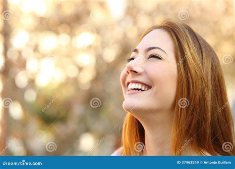 Portrait D Une Femme Riant Avec Les Dents Parfaites Image Stock Image