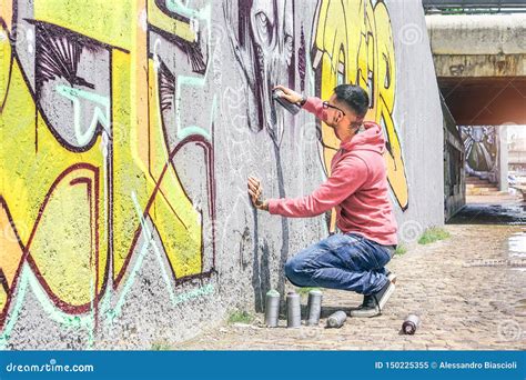 Pittura Dell Artista Dei Graffiti Della Via Con Una Latta Di Spruzzo Di