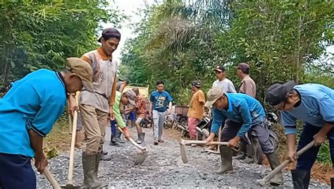 Budayakan Lagi Gotong Royong Warga Dua Desa Ini Perbaiki Jalan