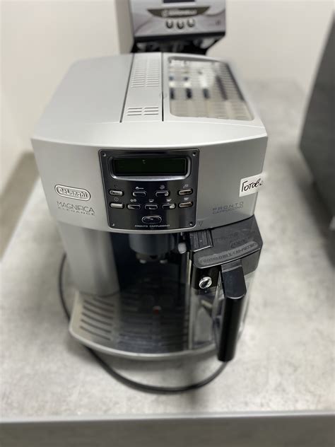 DeLonghi Magnifica Elegance Automatische Kaffeemaschine Verwendet