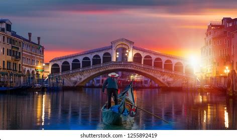 Gondola Near Rialto Bridge Venice Italy Stock Photo 553624159 ...