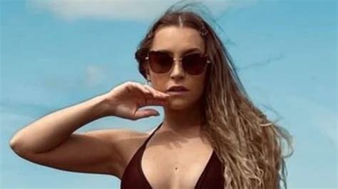 Carla Diaz Ostenta Curvas Impec Veis Em Biqu Ni Cavado Que Perfei O