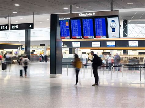 Passagiere And Besucher Flughafen Zuerich