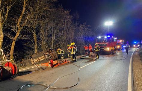 Autofahrerin Prallt Bei Riedenburg Gegen Baum Feuerwehr Befreit