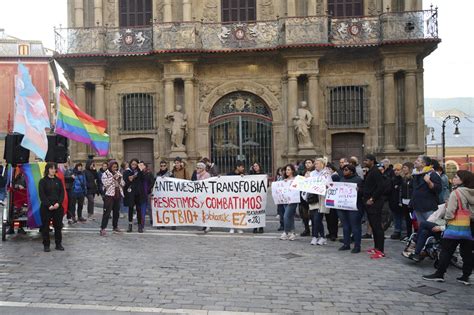 Concentración en el día contra la LGTBIfobia