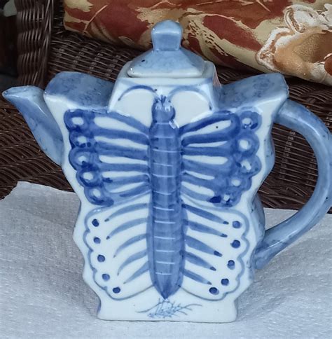 Asian(Chinese?) Butterfly teapot | Collectors Weekly