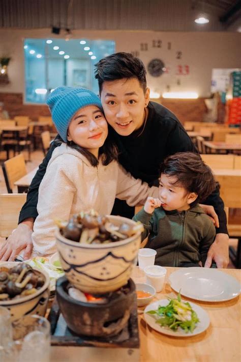 Hot boy Ba Duy khoe vợ hot girl mang bầu con thứ hai nhân dịp Quốc tế thiếu nhi