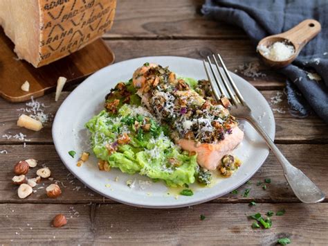 Lachs Mit Kr Uter Grana Padano Kruste Auf Erbsen Kartoffelp Ree Rezept