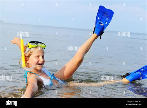 Petite fille en bikini sur la plage Banque de photographies et dimages à haute résolution