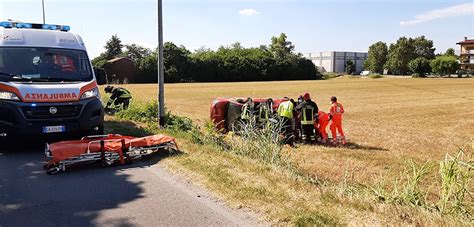 Cormano Incidente Tra Due Auto Una Finisce Nel Campo Donna In