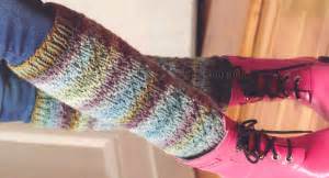 Яркие гетры из пестрой пряжи