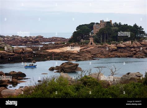 Bateau de pêche en passant par le Château de Costaeres Ploumanach