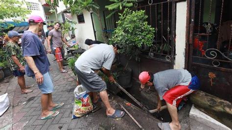 Warga Surabaya Bekerja Bakti Massal Lewat Surabaya Bergerak Cegah