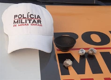 Passageiro De Carro Flagrado Drogas Na Pochete Durante Abordagem