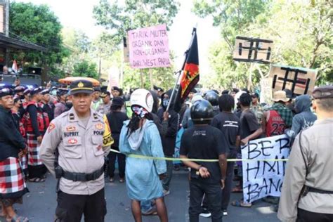 Dari Demo Di Renon Diwarnai Kericuhan Hingga WNA Berpose Tak Pantas Di