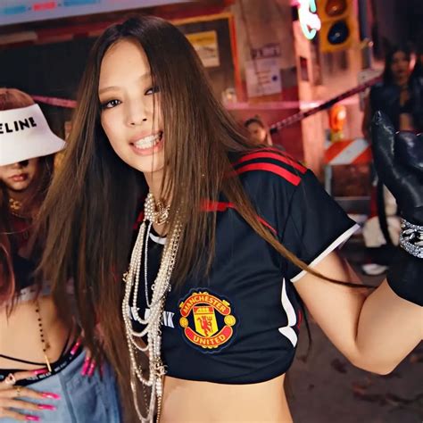 5 mẫu áo thun hot hit chưa có dấu hiệu hạ nhiệt của năm 2023 ELLE