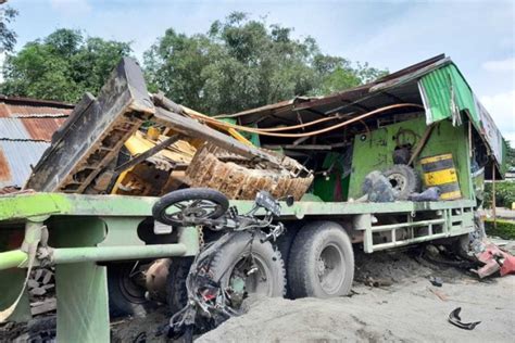 GoRiau Truk Tabrak 7 Kendaraan 4 Pejalan Kaki Dan Rumah Di Lintas